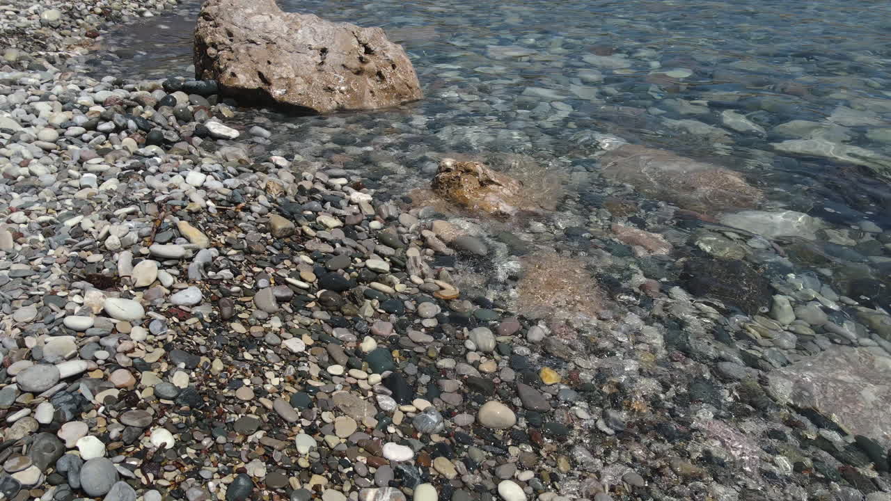 Sorvolo di pietre e ciottoli nella Spiaggia di Afrodite, Cipro.