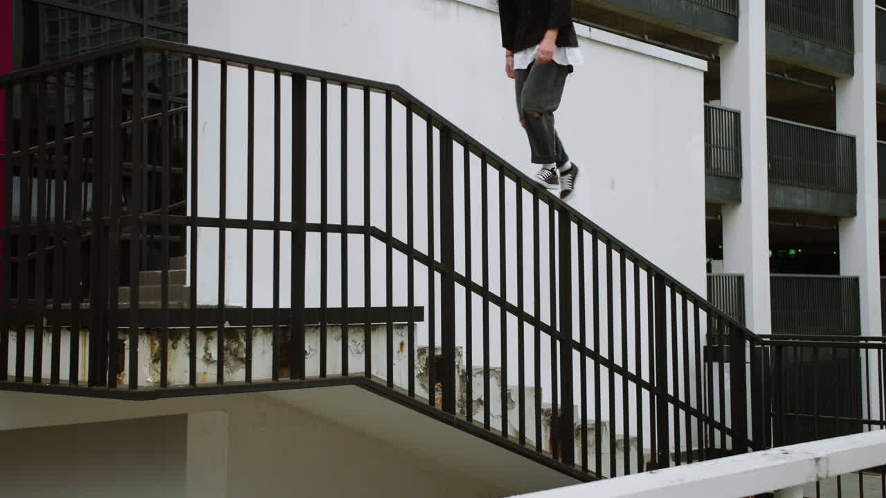 건물 밖의 사람