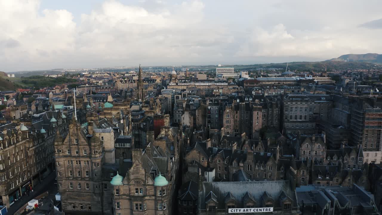 Vista aérea geral da arquitetura gótica antiga de Edimburgo, que se estende por toda a área central.