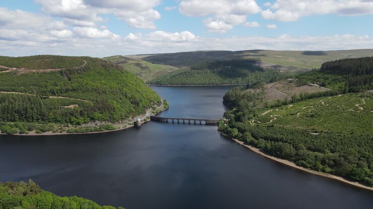 Diga di Garreg Ddu, Valle dell'Elan, Galles. Riprese aeree da punto di vista elevato 4K