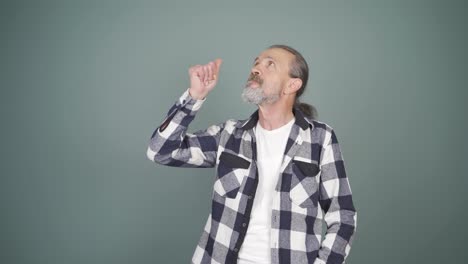 Thoughtful-man-towards-camera-comes-up-with-an-idea.