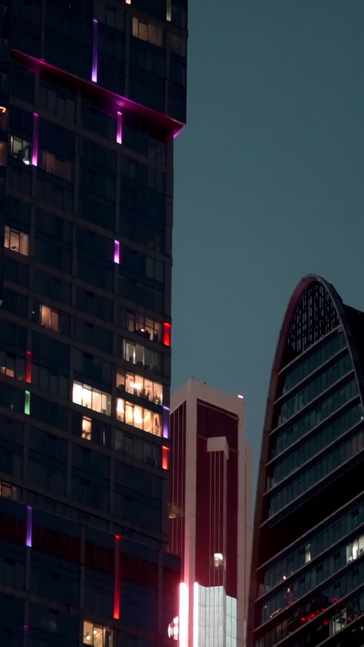 rascacielos de la ciudad moderna por la noche