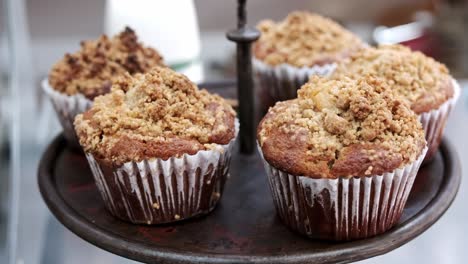 muffins de trigo entero recién horneados en exhibición en una panadería