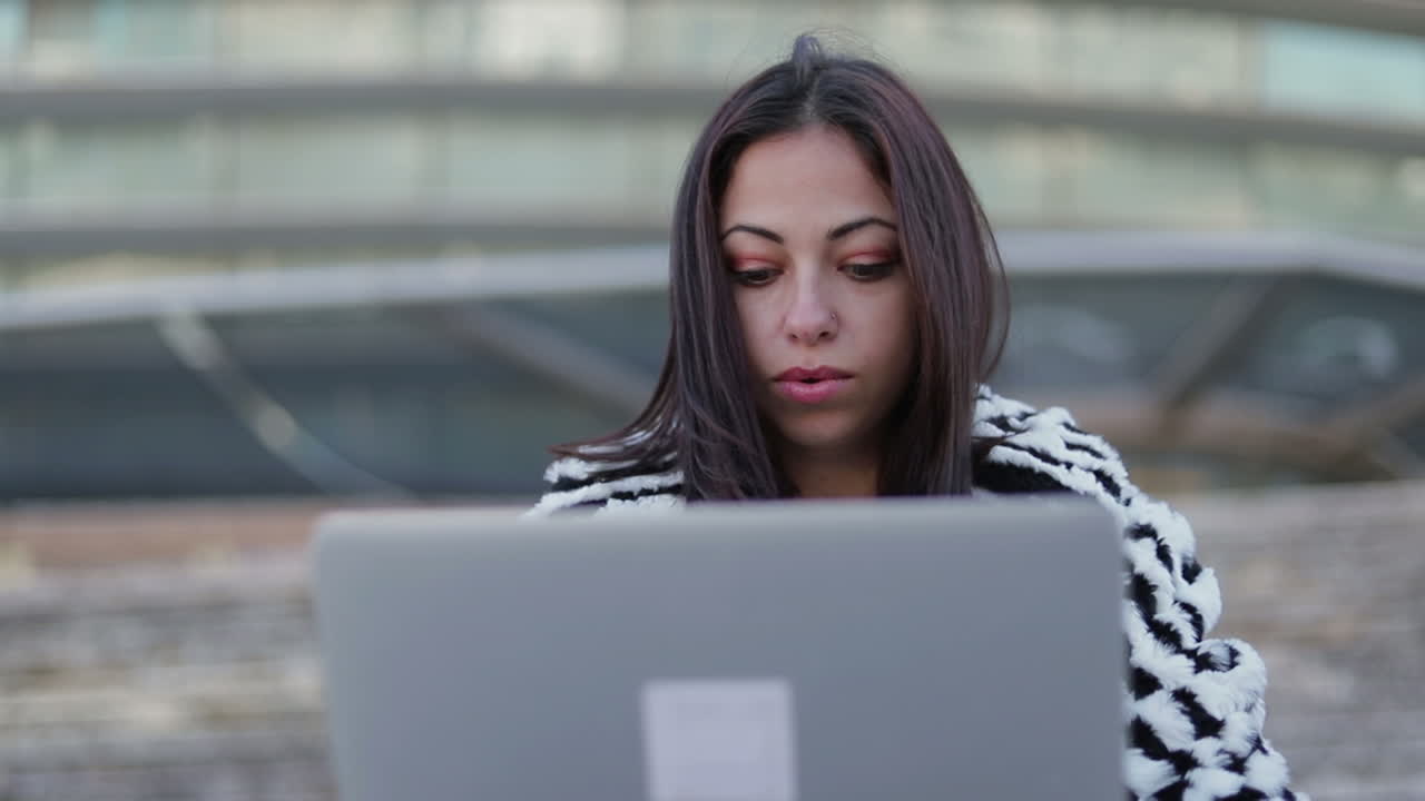 mujer joven reflexiva con computadora portátil al aire libre