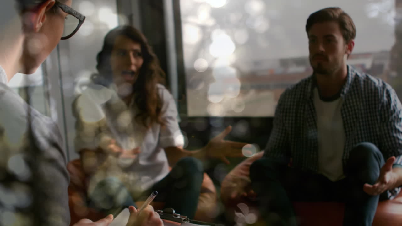 커플 테라피에 참여하는 다양한 사람들 위에 빛의 점의 애니메이션