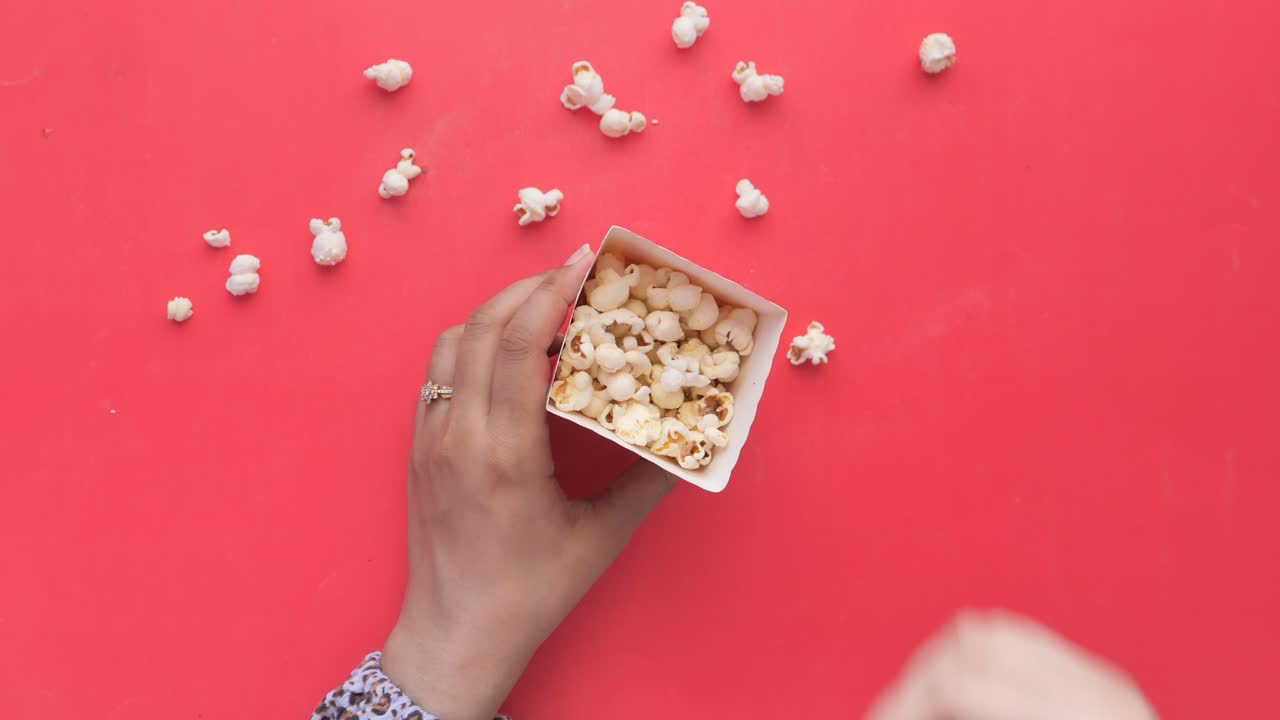 Persona che mangia popcorn