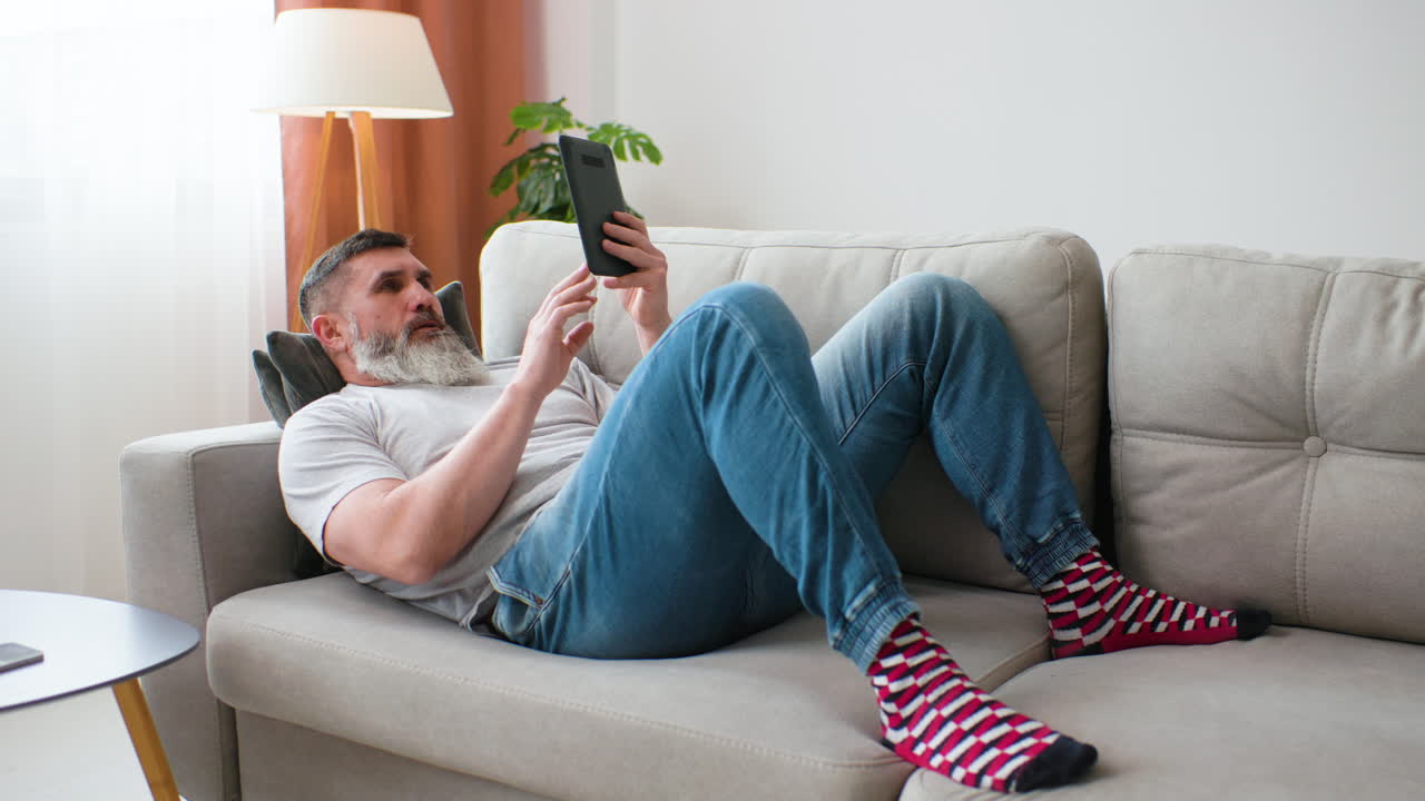 hombre caucásico en casa