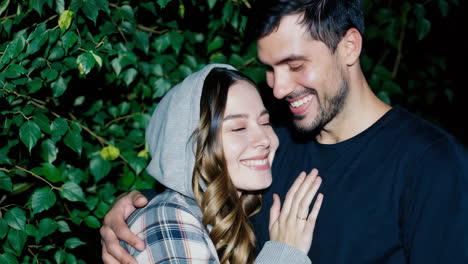 una pareja disfrutando de una noche fuera.