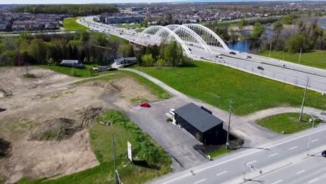 Vista-Aérea-De-Autos-Cruzando-Un-Puente-Sobre-Un-Río-En-Un-Día-De-Primavera-En-Nepean