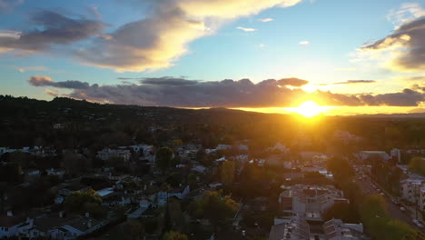 Toma-Aérea-De-Seguimiento-De-Viviendas-En-El-Valle-De-San-Fernando,-Puesta-De-Sol-En-Los-Ángeles.