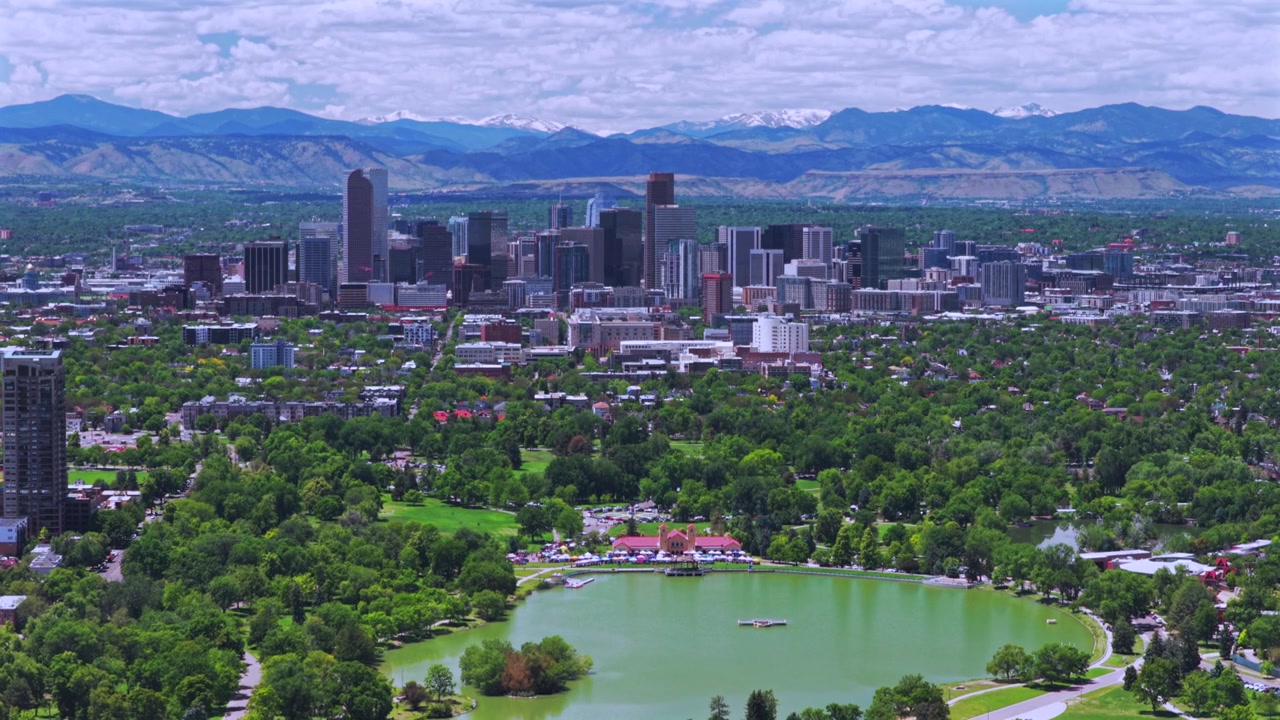 Cảnh quay từ trên cao bằng máy bay không người lái về Gian hàng Công viên Thành phố Denver, đường chân trời các tòa nhà chọc trời, Hồ Ferril, Công viên Thành phố Denver, Colorado. Buổi sáng mùa xuân trời xanh, phong cảnh đường đi bộ khu dân cư, cảnh quan thành phố với chuyển động lia máy ngược lên.
