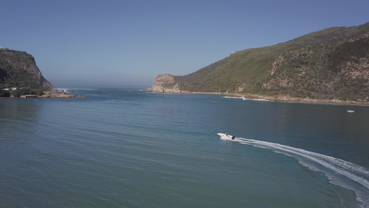 antena de seguimiento como motores de lanchas motoras a las cabezas de knysna en sudáfrica