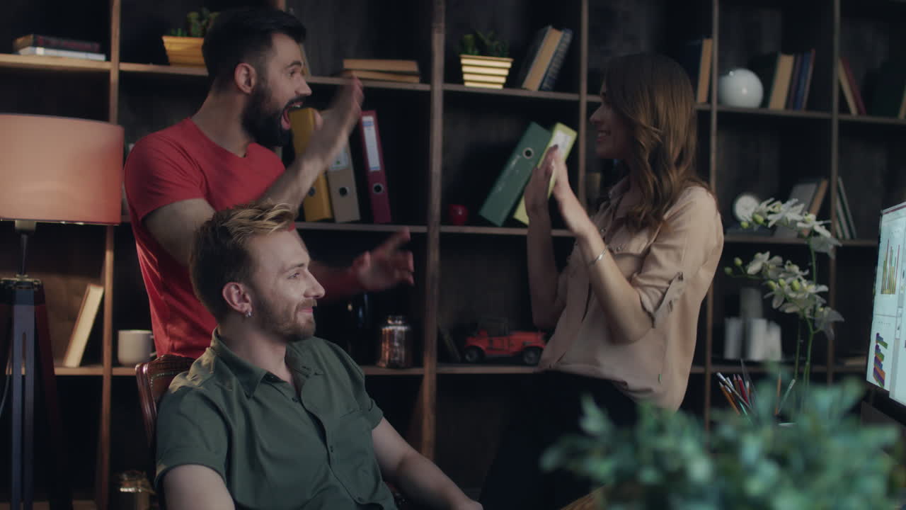 el equipo de negocios feliz disfruta de la venta rentable. el equipo de inicio da un alto cinco