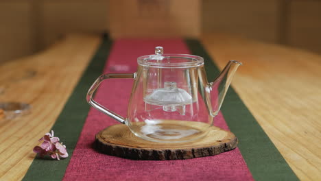 preparando té con una tetera de vidrio