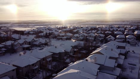 La-Ilusión-óptica-De-Los-Perros-Solares-Sobre-La-Comunidad-Nevada-De-Invierno-Mientras-Vuela-Un-Dron