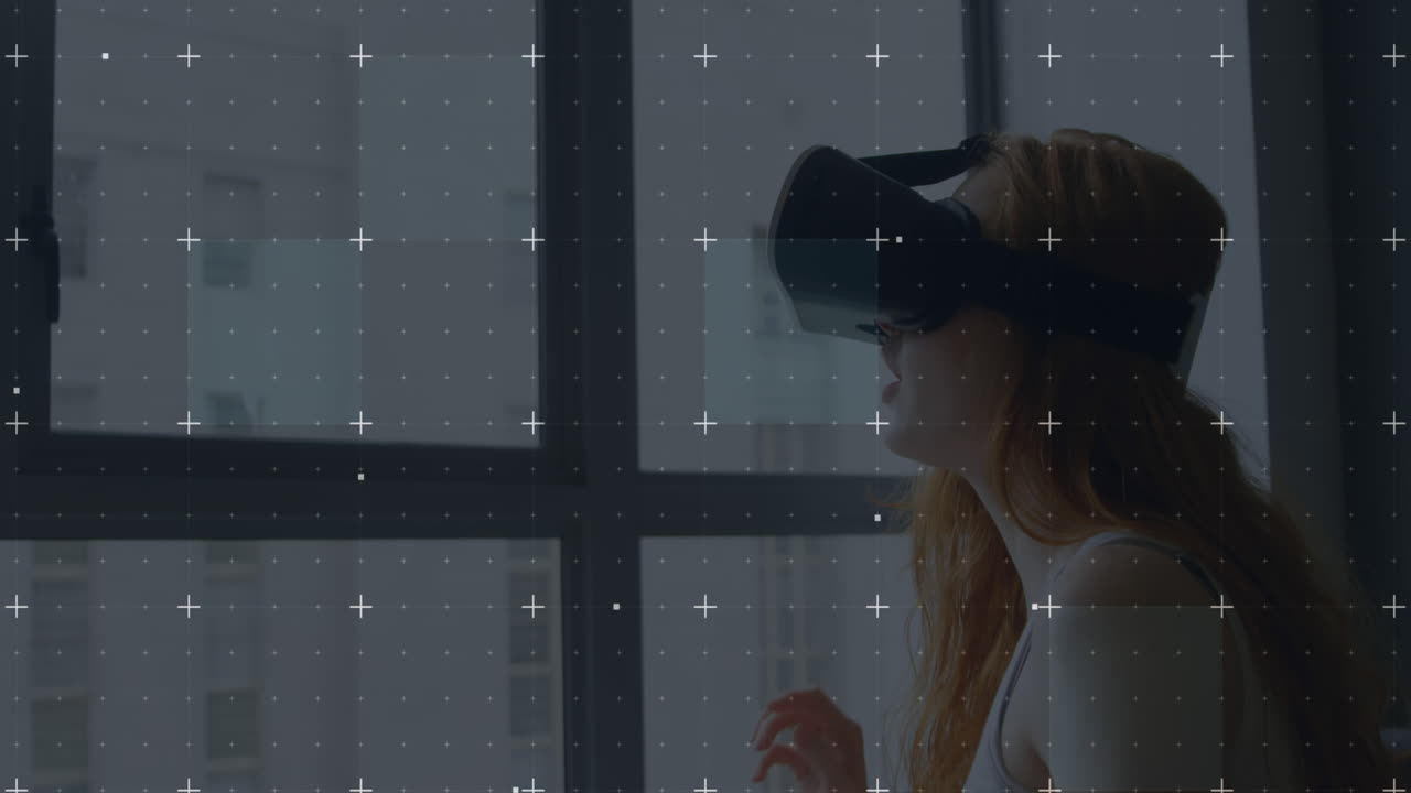 partículas blancas que se mueven sobre la red contra la mujer caucásica que usa auriculares vr en casa