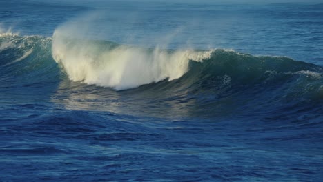 美麗的慢拍 慢拍 海浪在夏威夷的海灘上墜落和破裂