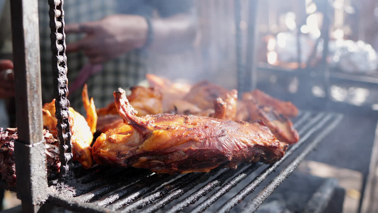 모시, 킬리만자로, 탄자니아에서 그릴에 구운 치킨, 슬로우 모션 돌리 아웃