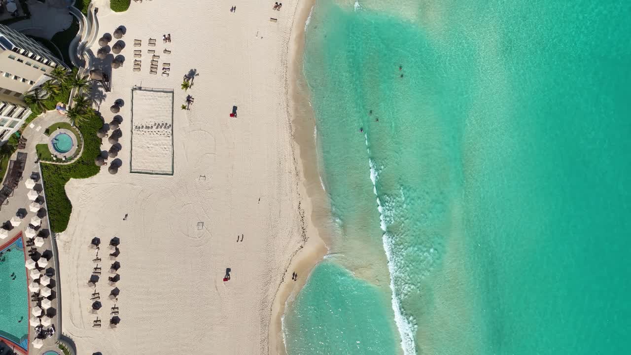 vista aérea sobre una playa tranquila en la zona hotelera, en el soleado cancún, méxico - de arriba hacia abajo, disparo de drones