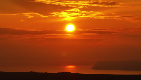 puesta de sol ardiente con nubes sobre el mar mediterráneo de malta - fotografía de un dron