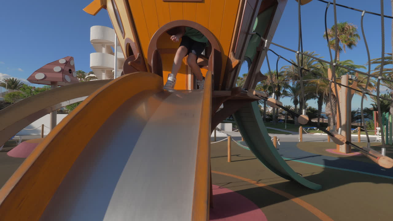 ocio activo y diversión para los niños en el patio de recreo