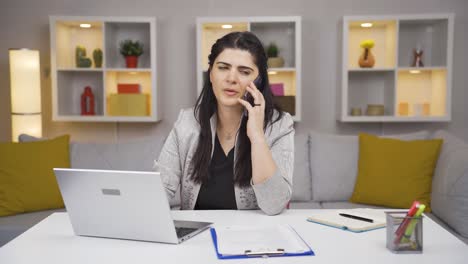 Home-Office-Mitarbeiterin-Erhält-Gute-Nachrichten.