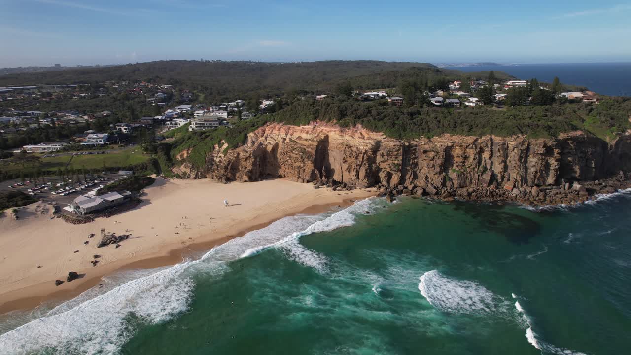 playa de cabezas rojas al atardecer en nueva gales del sur, australia - fotografía aérea de un dron