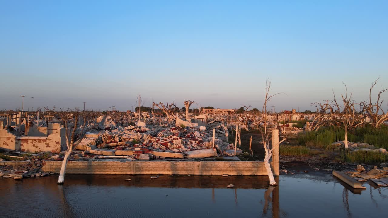 에페쿠엔의 역사적인 침수 마을 전체에 버려진 건물들