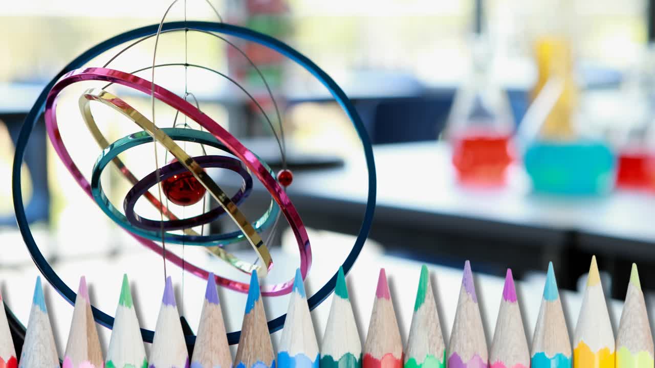 학교 의 비어 있는 실험실 에 대항 하여 여러 가지 색 을 가진 연필 의 복합 영상