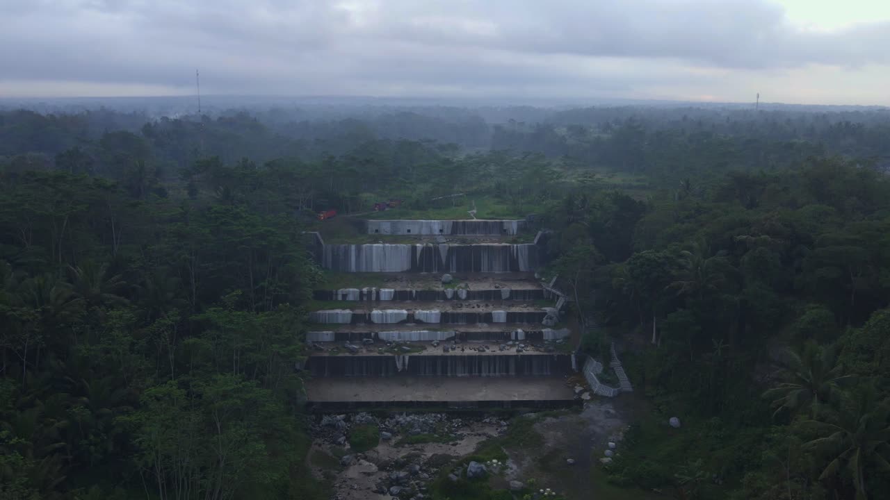 vista aérea del río de la naturaleza con cascada en la mañana brumosa