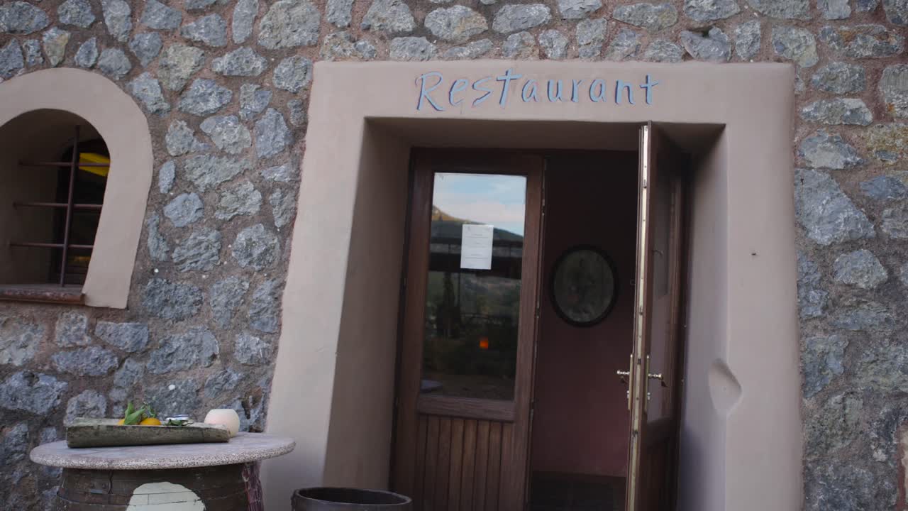 돌 건물 에 있는 시골 야외 레스토랑