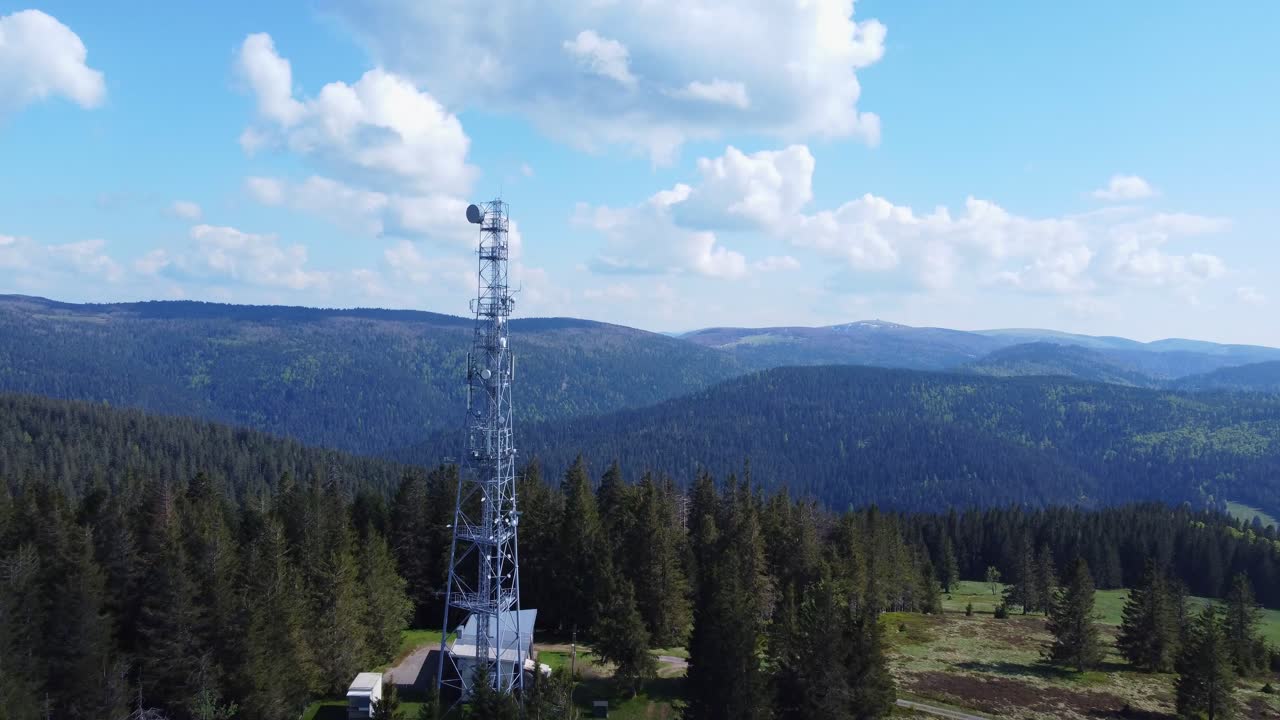 vista aérea de un mástil de antena de telecomunicaciones 5g entre bosques de montaña en sérichamp vosges francia 4k