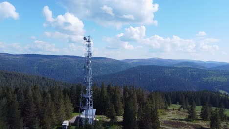 Vista-Aérea-De-Un-Mástil-De-Antena-De-Telecomunicaciones-5g-Entre-Bosques-De-Montaña-En-Sérichamp-Vosges-Francia-4k