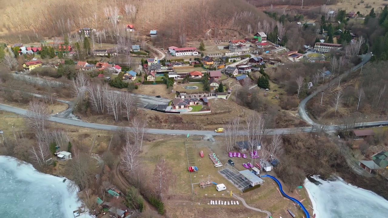 Nella regione di Košice in Slovacchia, il bacino idrico di Ružín si estende sotto montagne e foreste vicino ai villaggi di Košické Hámre e Malý Folkmar in un paesaggio invernale visto in una veduta aerea.