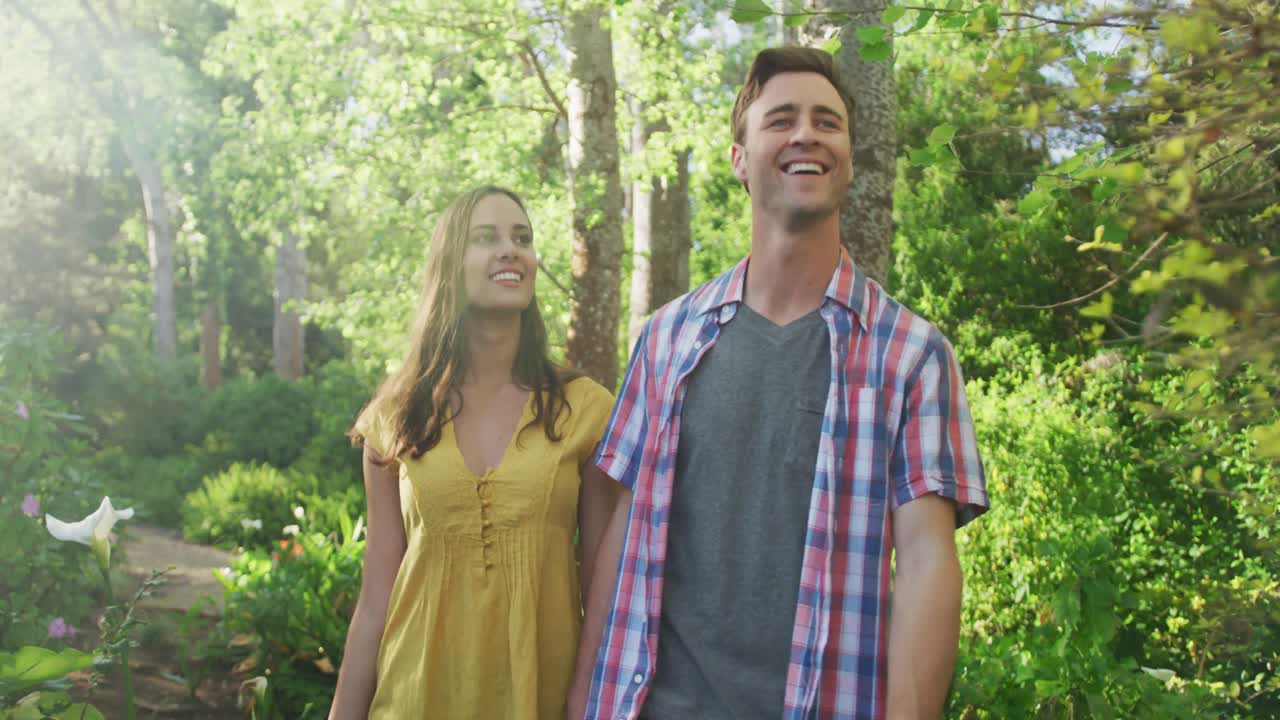 정원에서 행복한 백인 커플