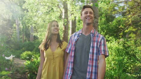feliz pareja caucásica en el jardín