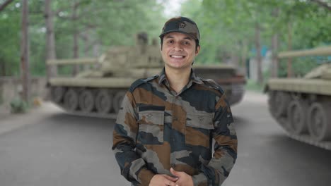 feliz hombre del ejército indio sonriendo