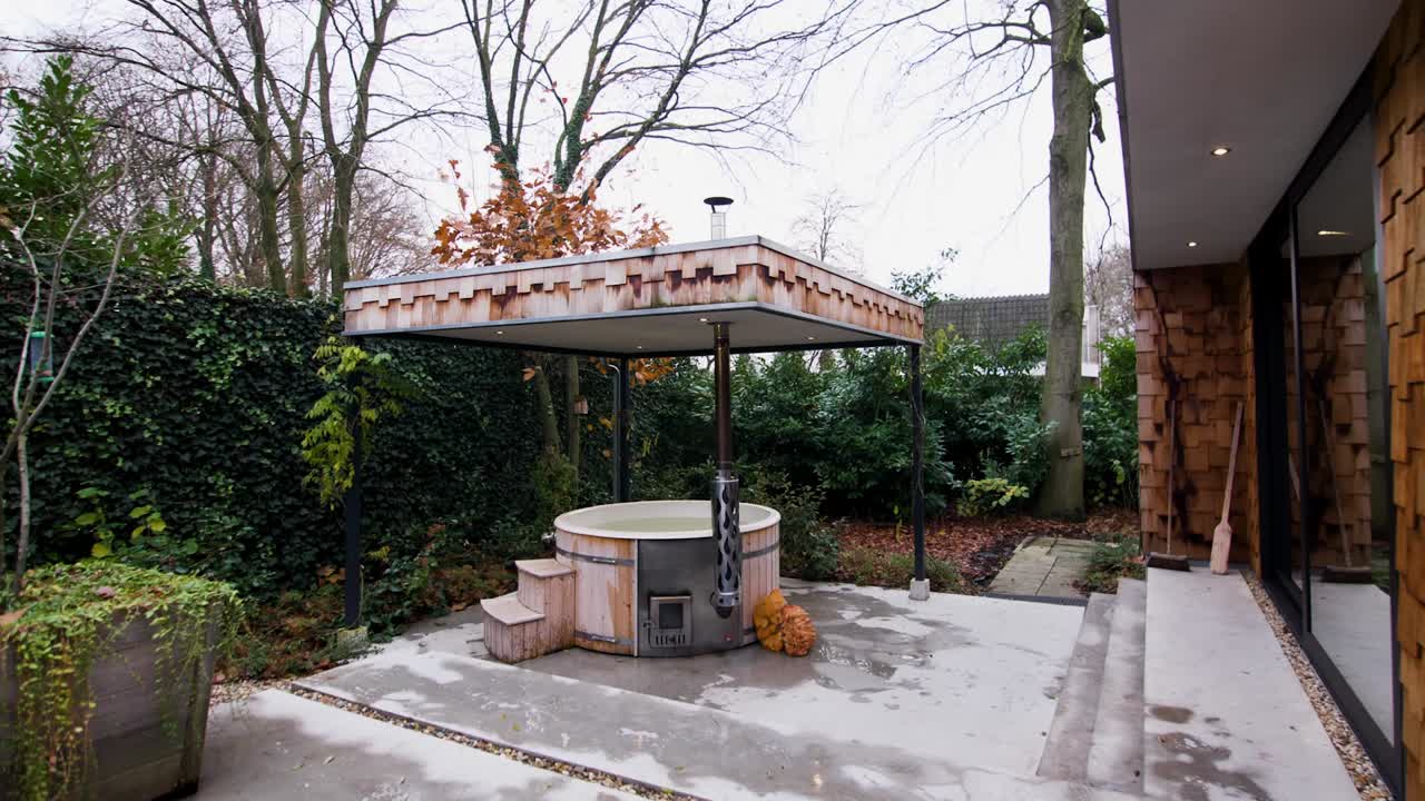 온수 욕조가 있는 현대적인 빈티지 목조 주택 외부