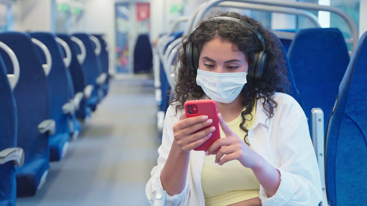 mujer usando el teléfono en un tren