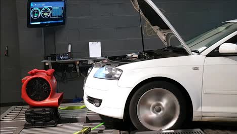 Coche-Realizando-Una-Carrera-De-Potencia-En-Una-Carretera-Rodante