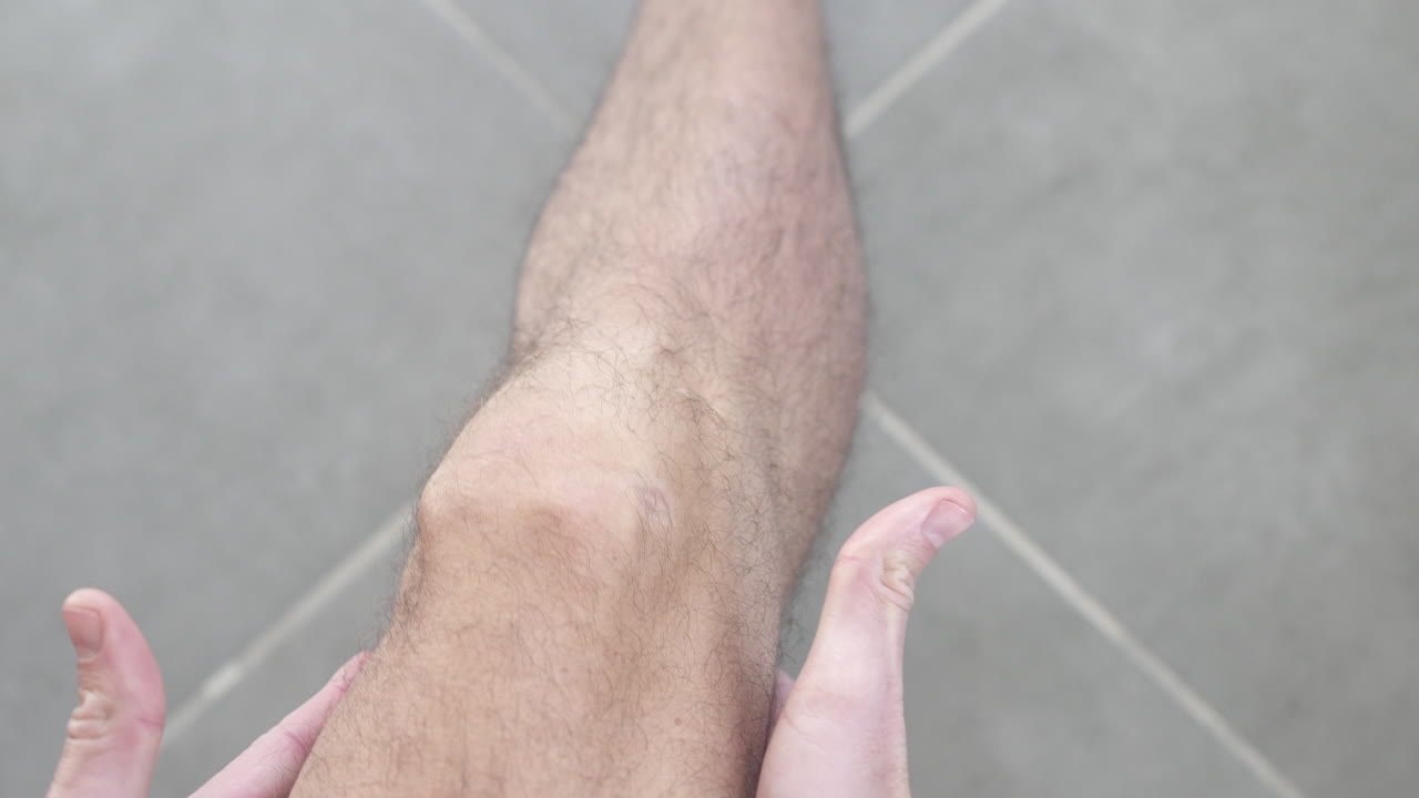 fotografía de un hombre frotándose la rodilla para aliviar el dolor y la inflamación