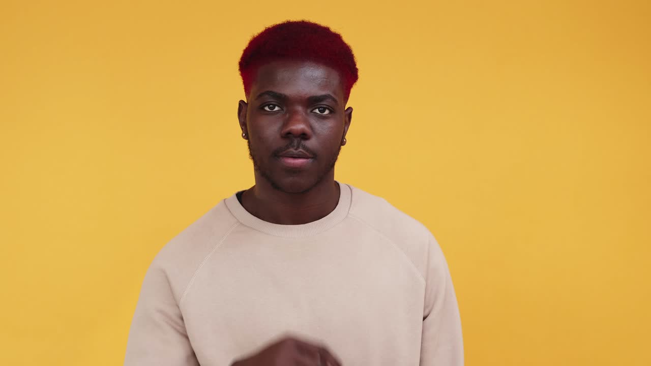 GIF loop gestur ide bagus, pria menunjuk 'hei kamu'