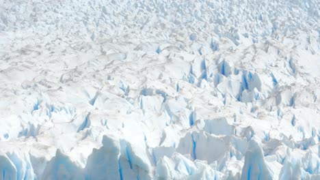Textura-Glaciar-De-Hielo-Cristalino-Nieve-Azul-Y-Blanca-Rocas-Antárticas-Agrietadas-Sin-Fisuras-En-La-Patagonia,-Perito-Moreno
