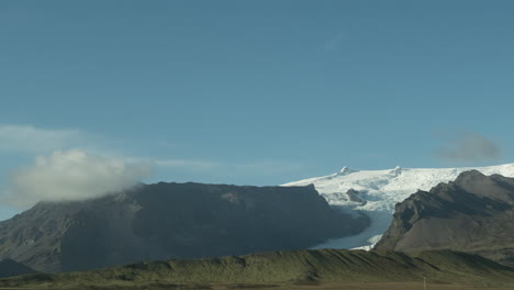 Bewegungszeitraffer-Von-Wolken-Am-Strahlend-Blauen-Himmel-über-Dem-Kviarjokull-Gletscherauslass,-Südisland---Niedriger-Winkel,-Weitschuss