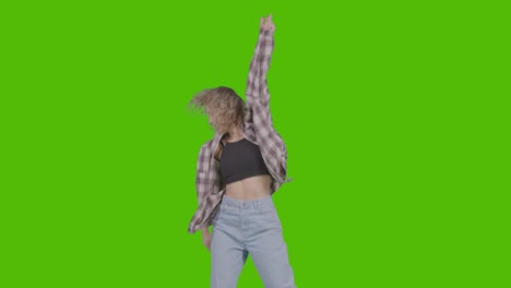 Studioaufnahme-Einer-Jungen-Frau,-Die-Spaß-Beim-Tanzen-Gegen-Green-Screen-24-Hat