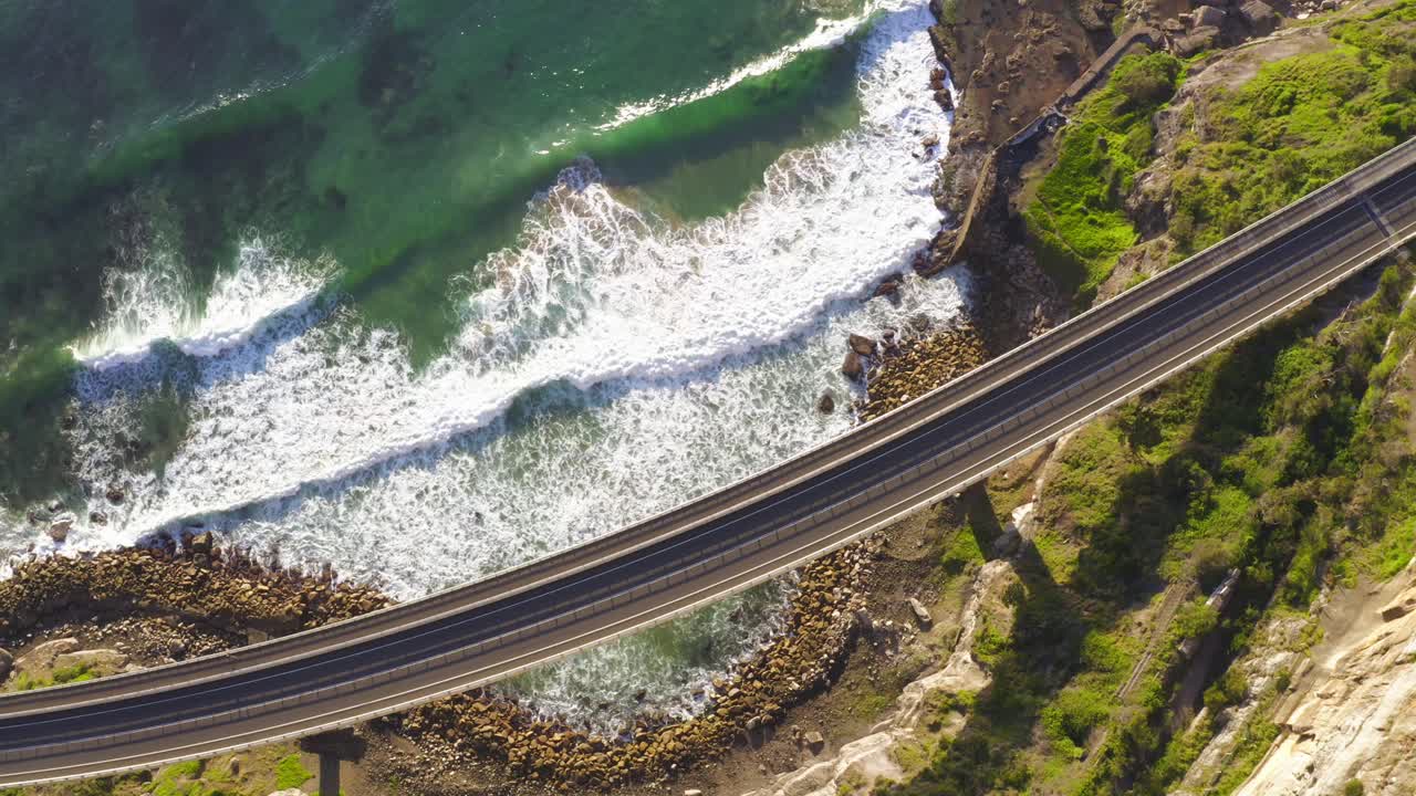 puente de acantilado marítimo a lo largo de la costa de nueva gales del sur, australia