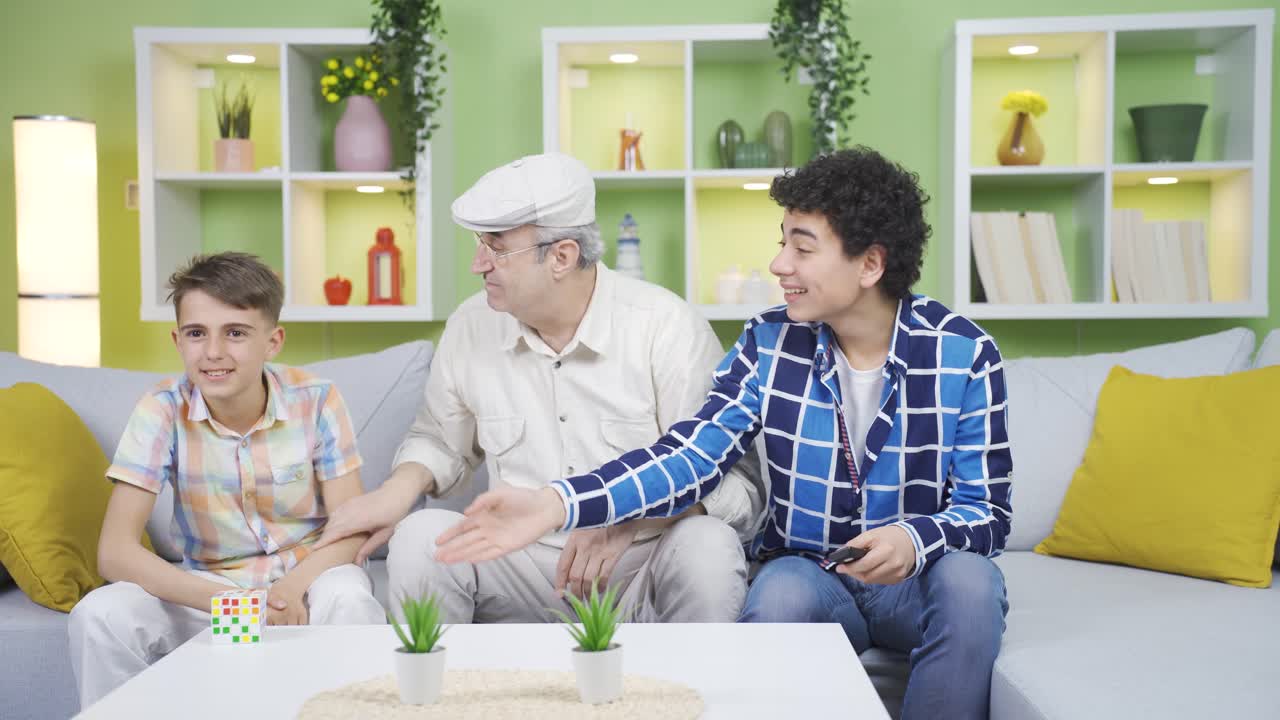 아이들은 할아버지에 대해 신경쓰지 않습니다. 할아버지는 그들에게 화를 내고 있습니다.