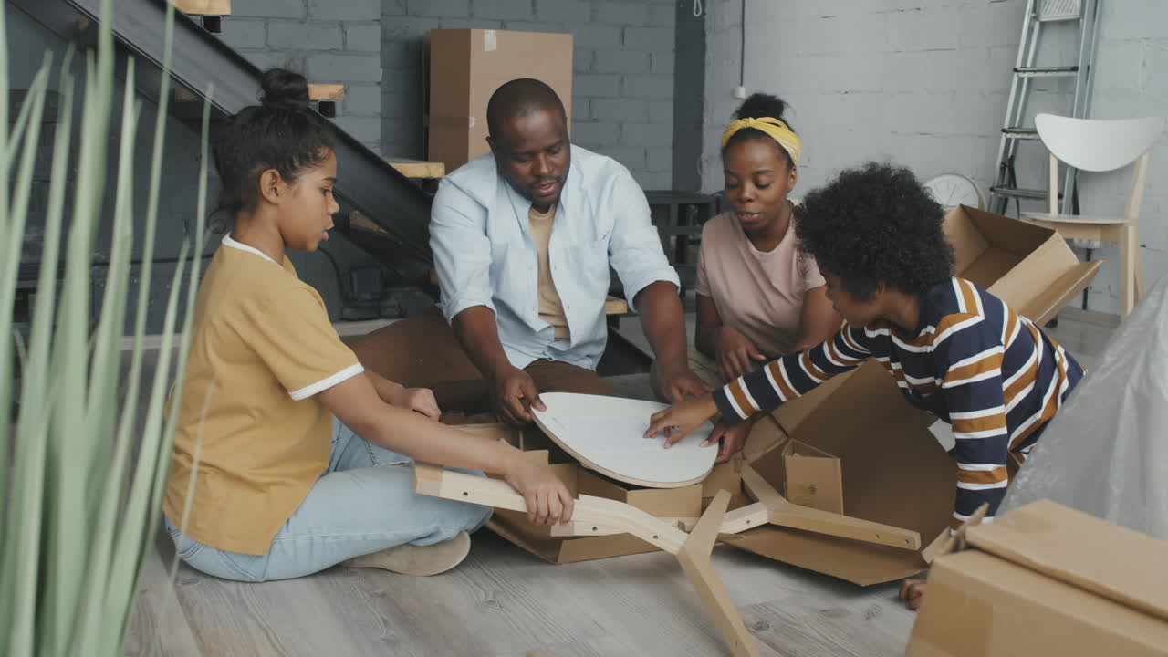 Afroamerikansk familie samler møbler sammen