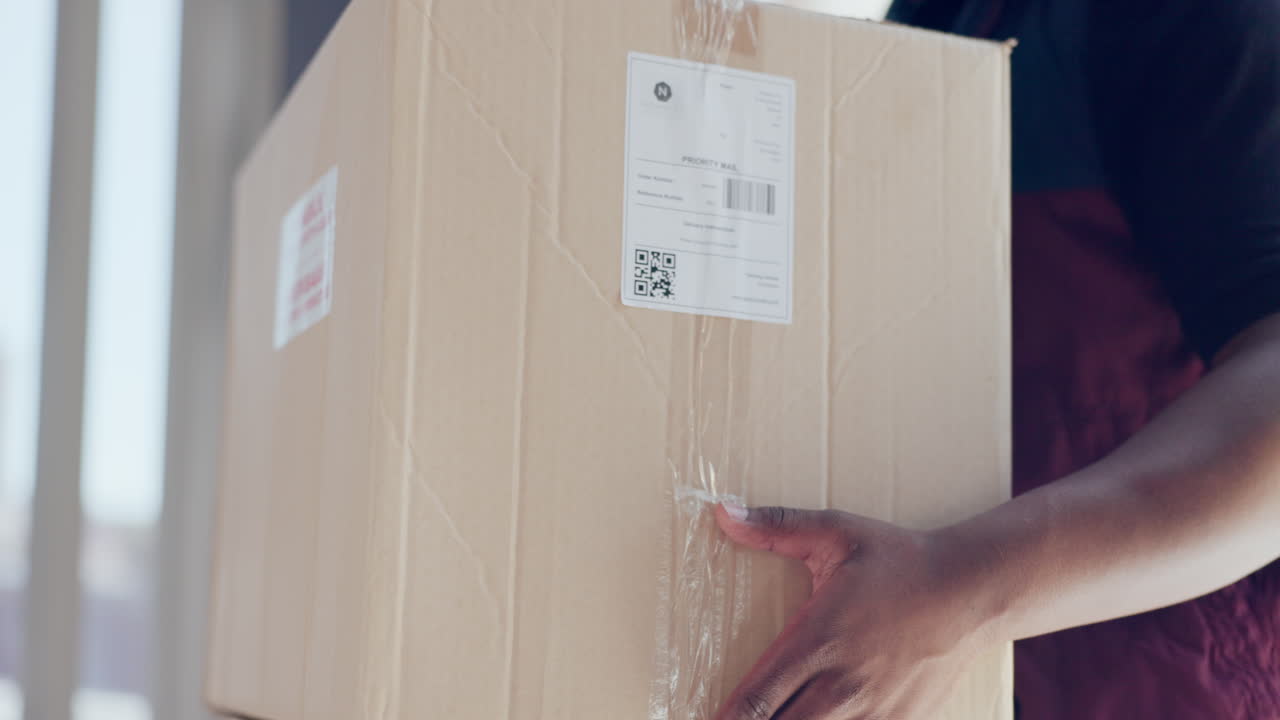 persona de entrega que entrega un paquete a un cliente