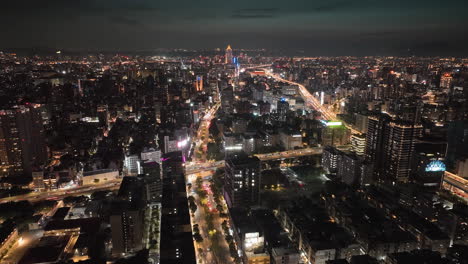 Hyperlapse-flug,-Der-Den-Verkehr-Auf-Beleuchteten-Straßen-In-Der-Stadt-Taipeh-Bei-Nacht-Zeigt---Drohnen-zeitraffer